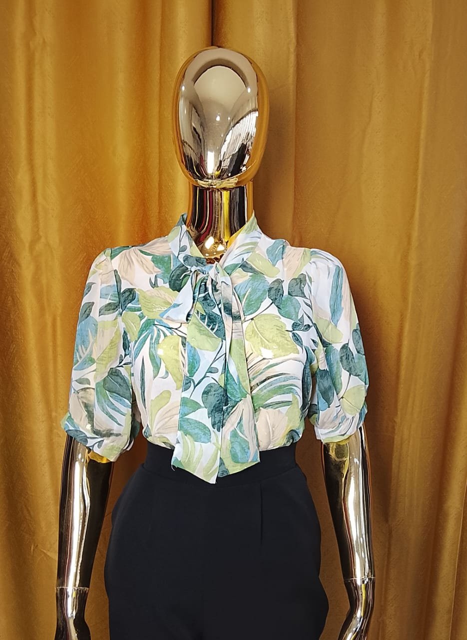 Blusa-Laço Transpassado Estampa Folhagem