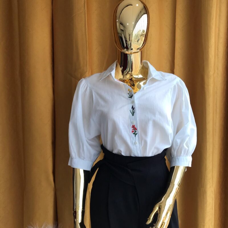 Blusa com floreados no meio