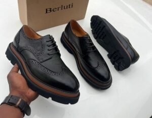 Sapato Brogue Preto com Sola Tratorada- Berluti