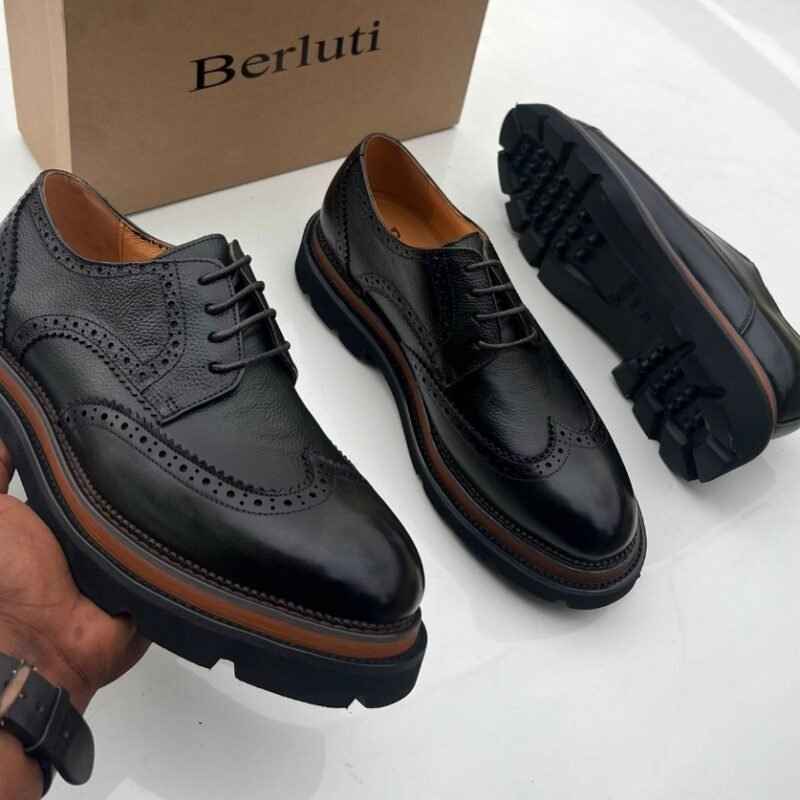 Sapato Brogue Preto com Sola Tratorada- Berluti