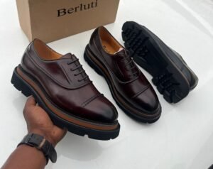 Sapato Brogue marrom com Sola Tratorada- Berluti
