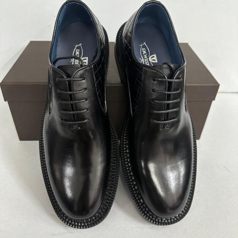 Sapato xadrezado ao lado_J.M Weston